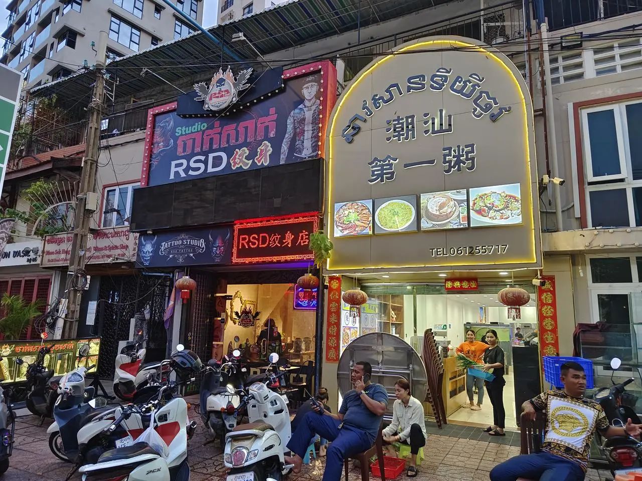 在柬埔寨因中国游戏欢呼的人们