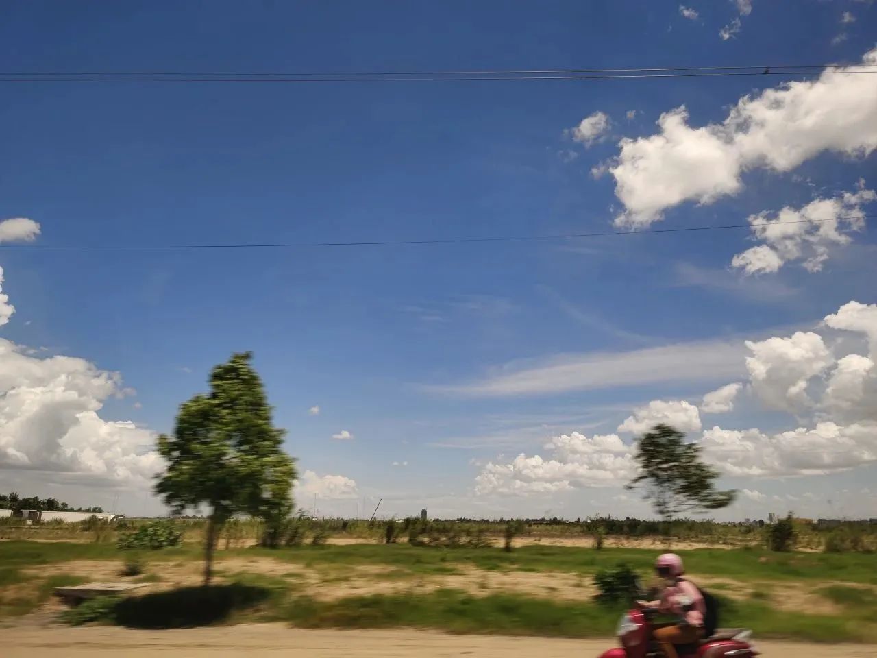 在柬埔寨因中国游戏欢呼的人们