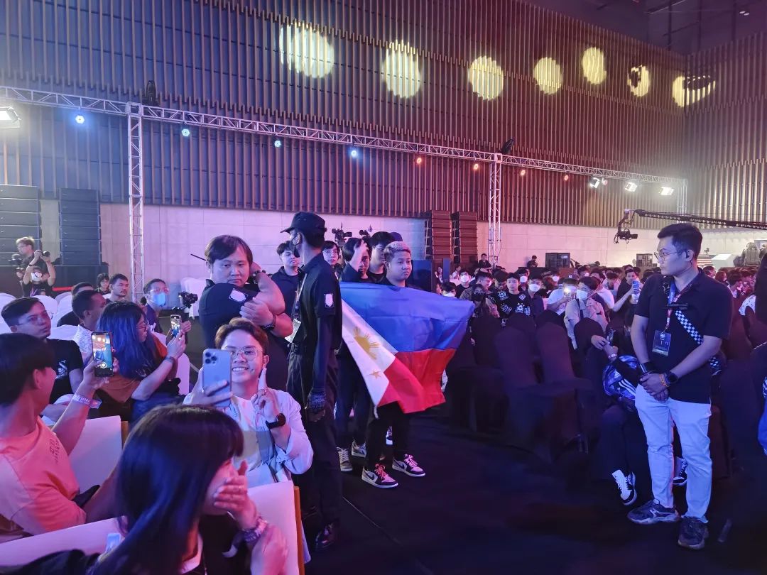 在柬埔寨因中国游戏欢呼的人们